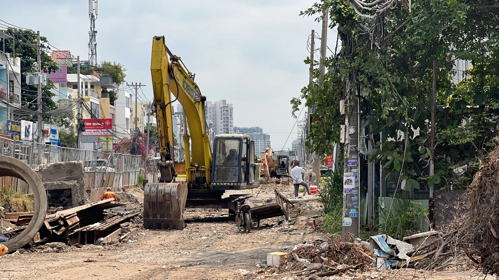 Ban Quản lý Dự án đầu tư xây dựng các công trình giao thông TP cho biết, hiện nay dự án đạt hơn 75% tiến độ dự án. Tuy nhiên, hiện dự án vẫn đang vướng 5 hộ dân chưa bàn giao mặt bằng. Sau khi được bàn giao mặt bằng, khu vực này cũng cần xử lý nền đất yếu trước khi thảm nhựa.