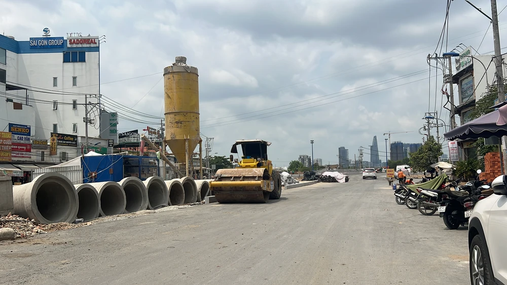 Từ đường Lương Định Của đến vòng xoay Lương Định Của - Trần Não đã được đơn vị thi công thảm nhựa, bó vỉa hè. Dự kiến sẽ hoàn thiện trong tháng 4-2023.