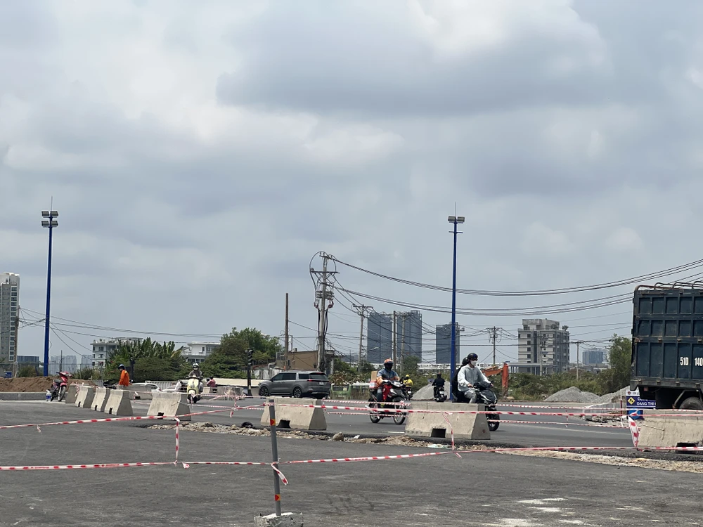 Để hoàn thành đồng bộ dự án, Ban Giao thông cho biết hiện dự án còn phụ thuộc rất nhiều vào mặt bằng. Tuy nhiên, Ban Giao thông sẽ nỗ lực để triển khai thi công, đẩy nhanh tiến độ khu vực có mặt bằng trước. Trường hợp UBND TP Thủ Đức bàn giao mặt bằng trong tháng 4-2023, Ban Giao thông sẽ hoàn thành dự án trong năm 2023.