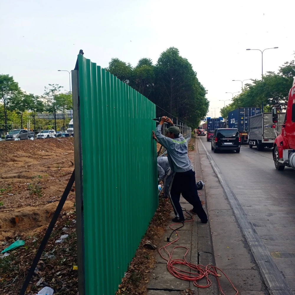 Phía chủ đầu tư đang tiến hành rào chắn nút giao An Phú. Ảnh: CTV.