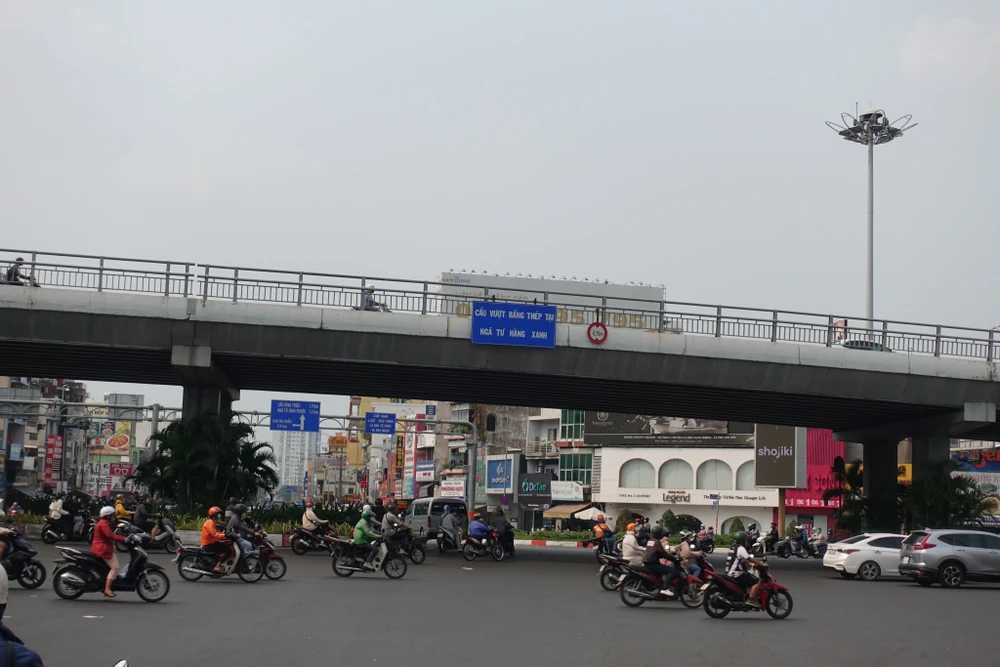 Đồng thời, Sở GTVT TP cũng sẽ dịch chuyển dải phân cách tim đường khoảng 45m sang trái 1,5m (hướng từ ngã tư Hàng Xanh đến đường Bạch Đằng).