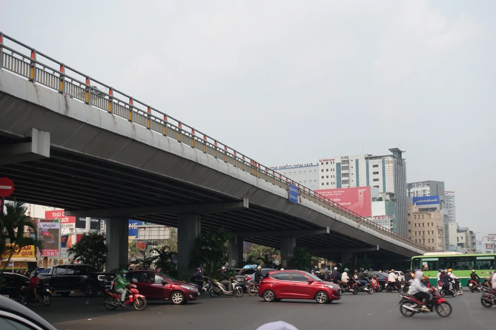 Theo PC08, qua công tác theo dõi, khảo sát thực tế ngoài hiện trường tình hình trật tự an toàn giao thông trên tuyến đường Điện Biên Phủ diễn biến phức tạp vào giờ cao điểm sáng và chiều.