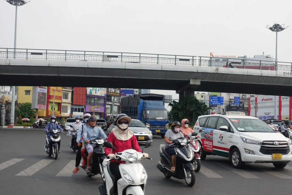 Các công tác phân luồng, lắp đặt dải phân cách đang gấp rút triển khai.