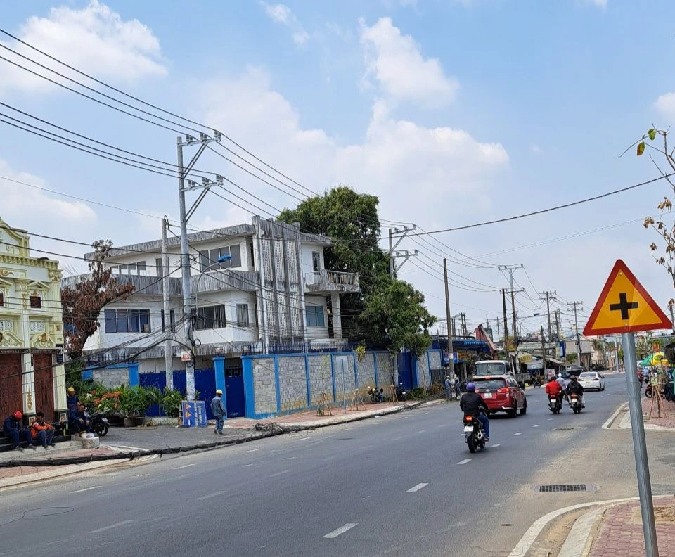 Theo đó, từ ngày ngày 5-4 đến 10-4, Điện lực Thủ Đức đã tổ chức thu hồi vật tư lưới điện cũ nằm dưới lòng đường để đảm bảo an toàn giao thông và bàn giao mặt bằng cho TP Thủ Đức thi công mặt đường. Đến nay, toàn bộ trụ điện và di dời lưới điện đã được hoàn tất.