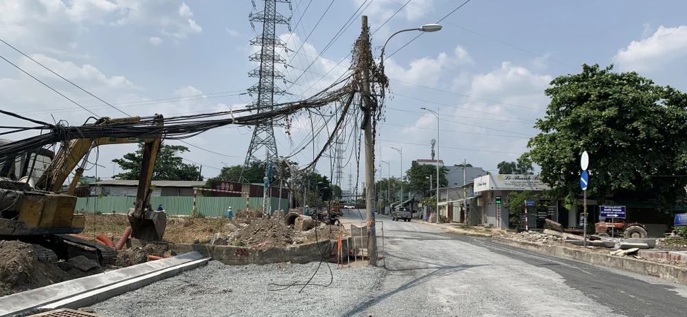 Đại Ban quản lý dự án đầu tư xây dựng khu vực TP Thủ Đức cho biết dự án nâng cấp, mở rộng đường Lê Văn Chí sau khi nhận được mặt bằng sẽ gấp rút triển khai thi công. Theo đó, dự kiến sẽ hoàn thành dự án Lê Văn Chí trước ngày 20-4. Các công việc cần làm là tái lập đường, vỉa hè, chiếu sáng.