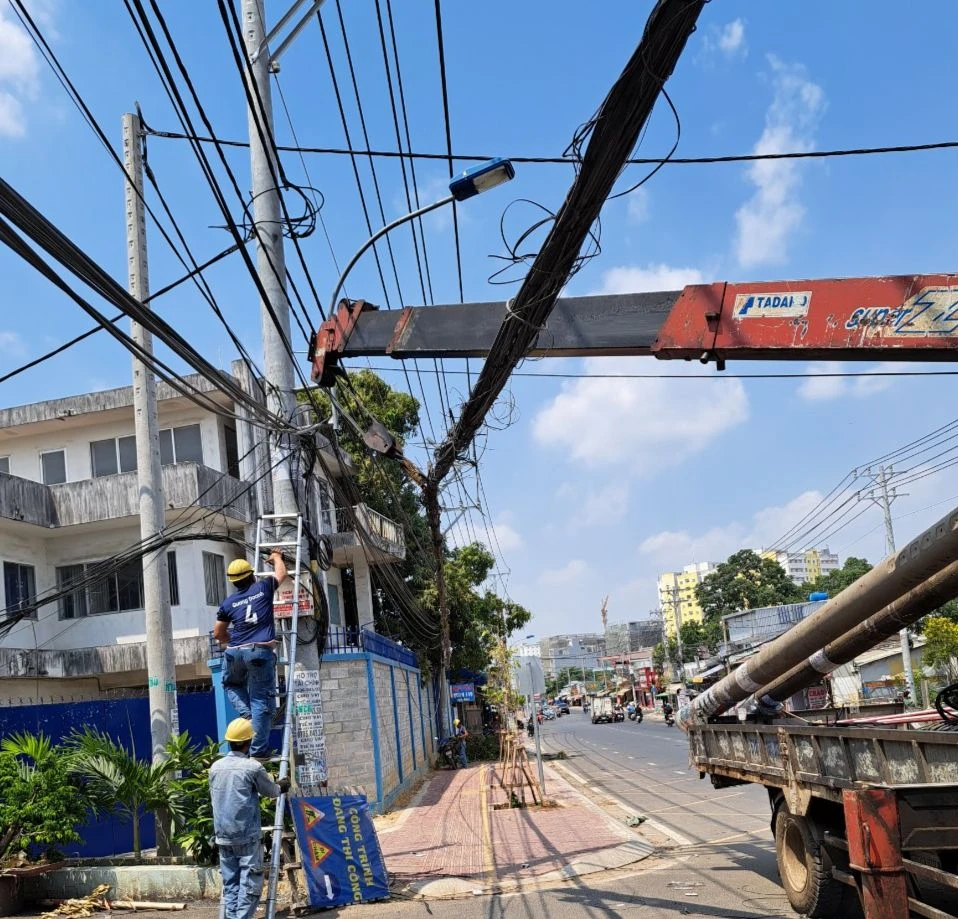 Chiều dài tuyến phải di dời lưới điện là 2,4 km (mỗi bên đường), với chiều dài hơn 6.400 m, 189 trụ trung thế và 2 trạm biến thế, 24 trụ hạ thế.