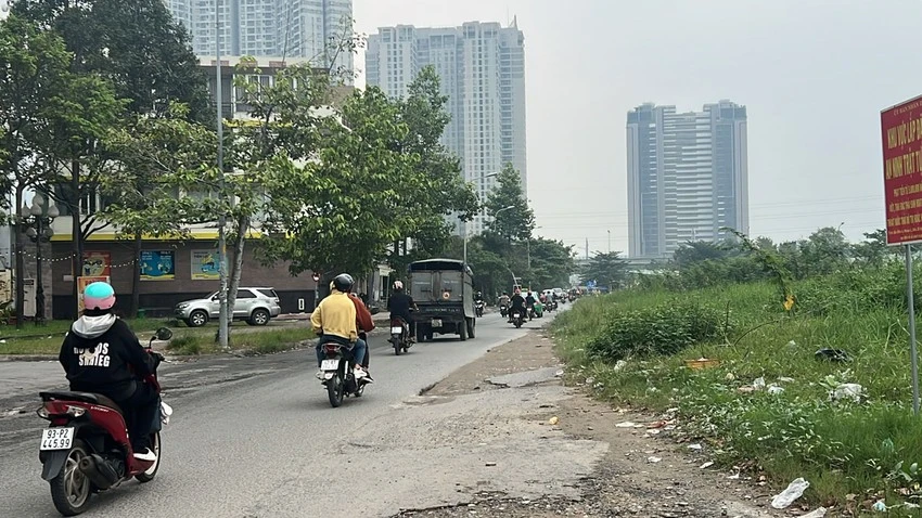 Đường Nguyễn Hoàng, TP Thủ Đức đang bị xuống cấp, mặt đường bong tróc. Ảnh: ĐT.