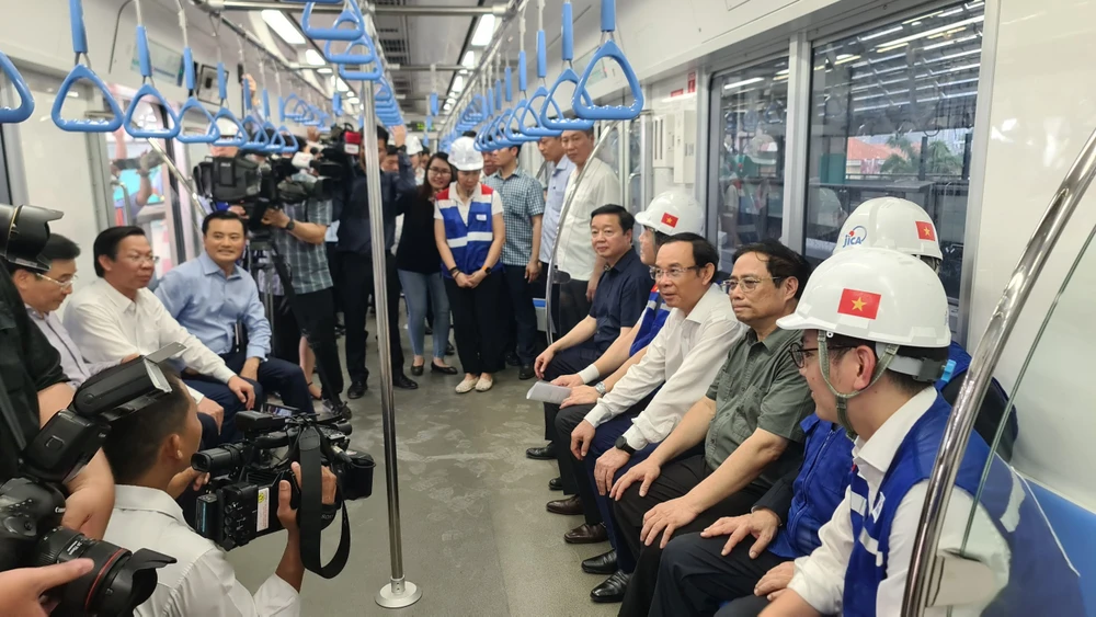 Thủ tướng Chính phủ Phạm Minh Chính, cùng Bí thư Thành ủy Nguyễn Văn Nên (bên phải) đang ngồi tàu metro số 1.Ảnh: PM.