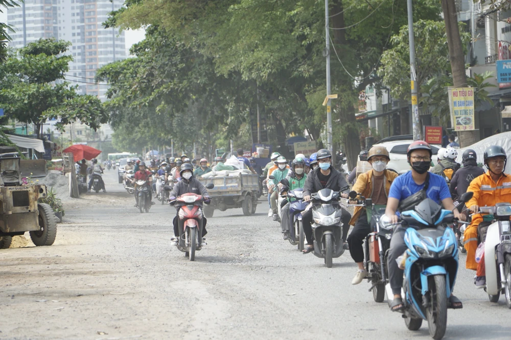 Đường Nguyễn Hoàng thường xuyên bị ùn ứ, khói bụi.