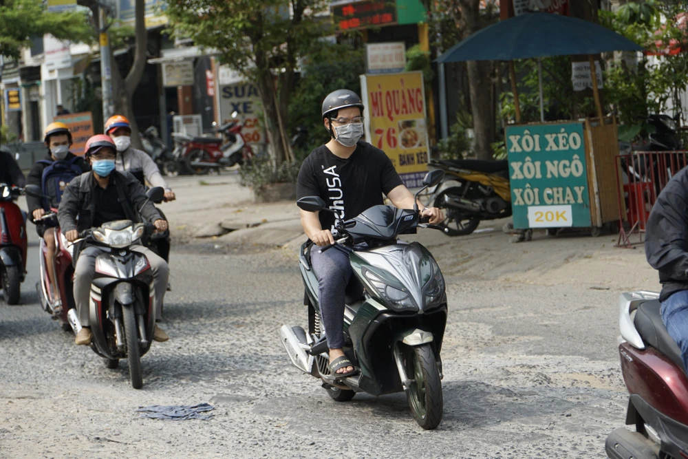 Tới nay đường Nguyễn Hoàng vẫn còn tình trạng xuống cấp, chưa được duy tu.