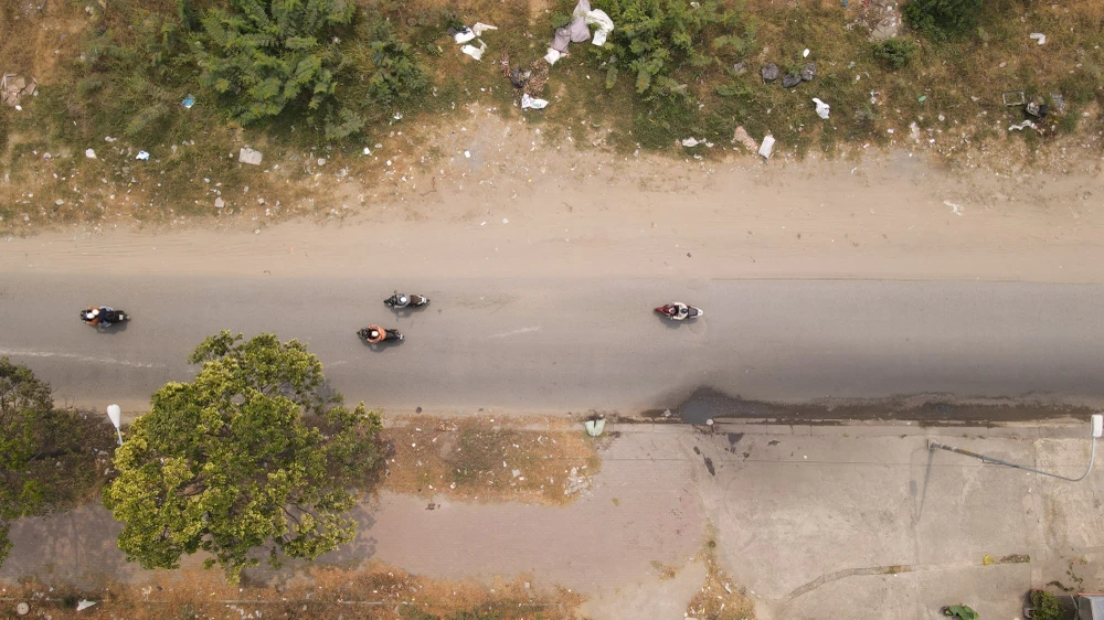 Đường Nguyễn Hoàng kết nối ra đường Xa lộ Hà Nội chưa được mở rộng.