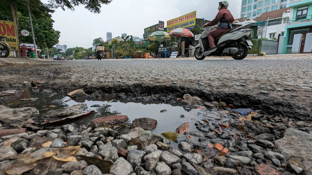 Nhiều vũng nước bị đọng, có thể gây tai nạn giao thông.