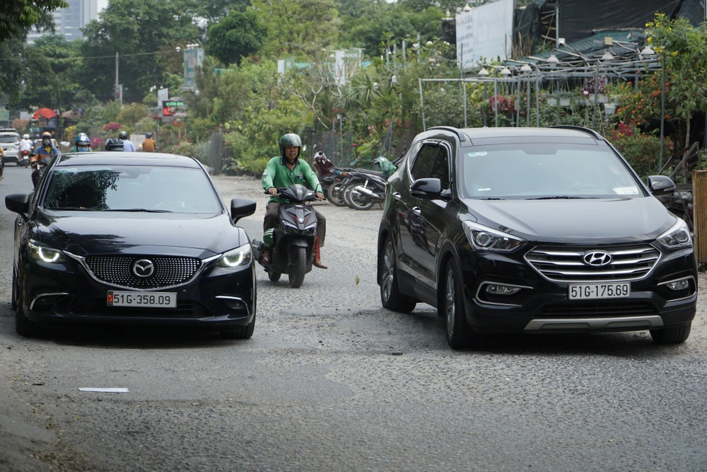 Mặt đường lồi lõm, không được duy tu bảo dưỡng định kỳ.