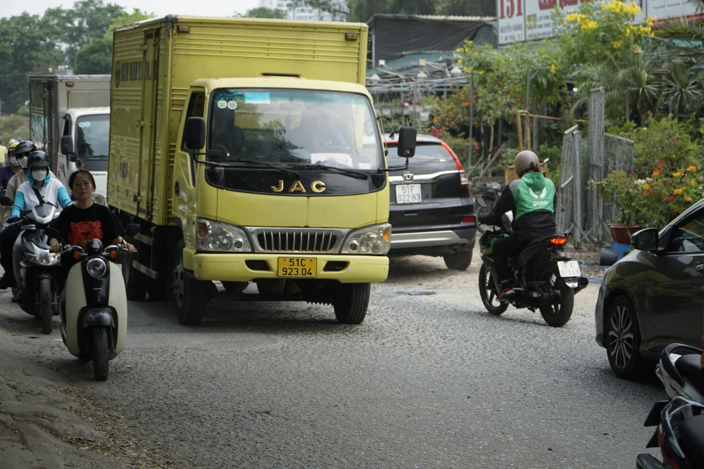 Đường Nguyễn Hoàng có mật độ phương tiện đi lại rất lớn.