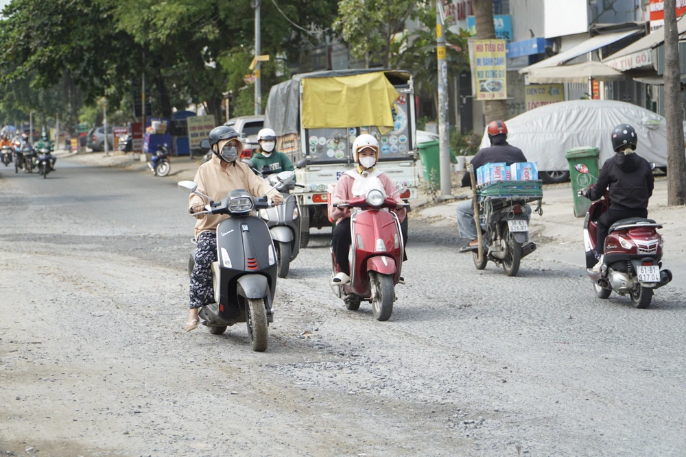 Sở GTVT TP.HCM cho biết mọi sự cố xảy ra do việc chậm trễ sửa chữa, khắc phục mặt đường Nguyễn Hoàng, Công ty CP Phát triển và Kinh doanh Nhà phải chịu trách nhiệm trước pháp luật theo quy định.