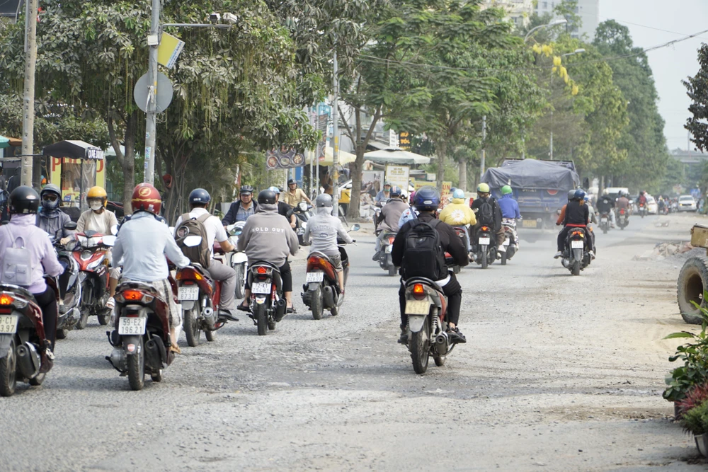 Sở GTVT TP đề nghị Công ty CP Đầu tư và xây dựng Xa lộ Hà Nội đề xuất phương án cải tạo kích thước hình học tại giao lộ đường song hành Xa lộ Hà Nội – Nguyễn Hoàng, đường số 24 – Xa lộ Hà Nội để điều tiết giao thông.