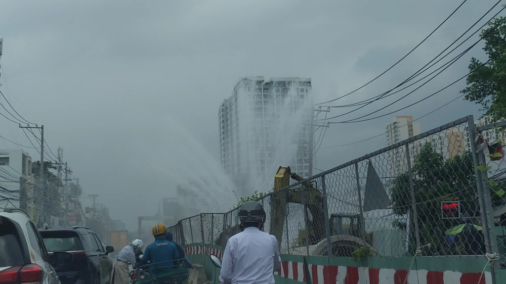 Nước bắn tung tóe ra nhiều phía. Ảnh: BẠCH THUẬN.