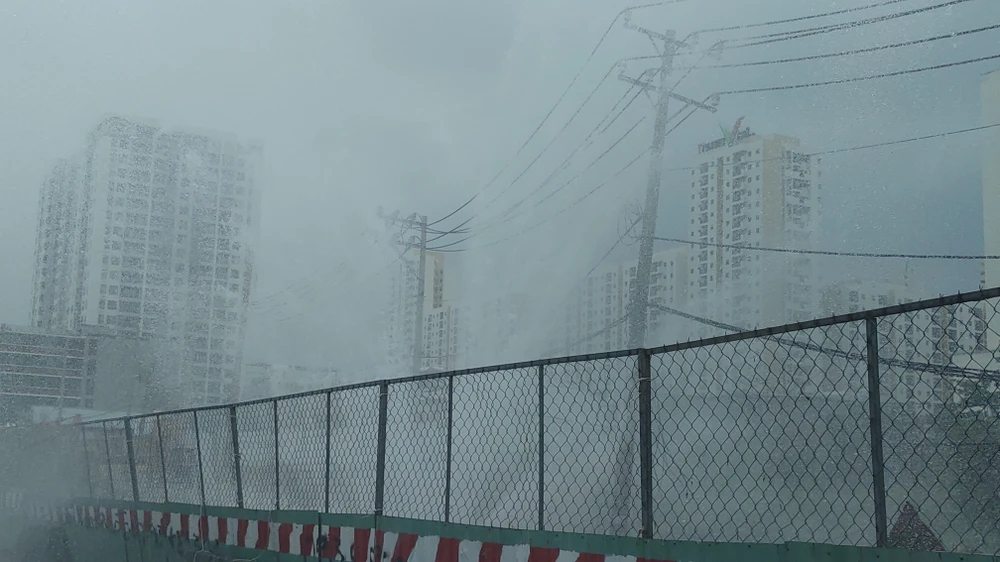 Nước tràn ra đường khiến các phương tiện đi lại khó khăn.