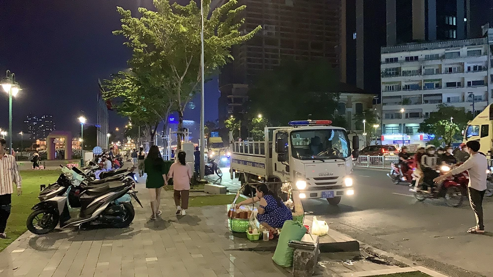 Hàng rong khu vực công viên bến Bạch Đằng, trông giữ xe máy diễn ra rầm rộ. Ảnh: Trần Minh.