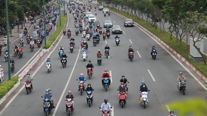 Tình trạng xe máy lưu thông vào phần đường ô tô cũng được Sở GTVT TP kiến nghị Công an TP xử lý nghiêm. Ảnh: VÕ THƠ.