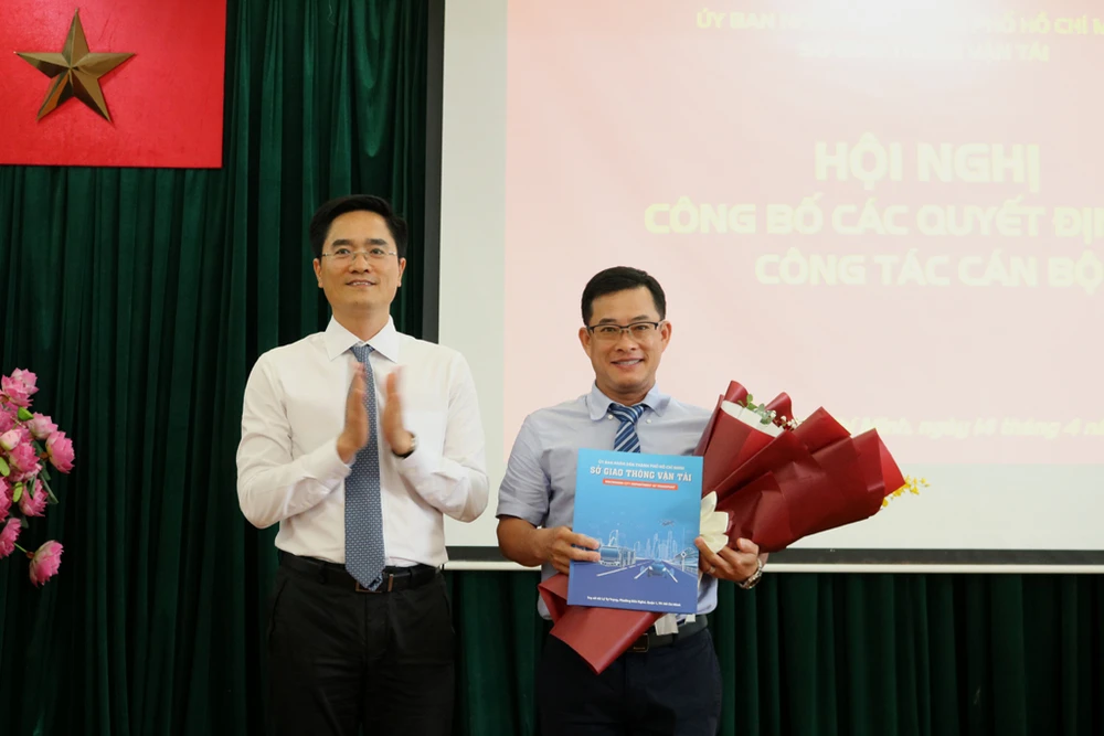 Ông Phạm Ngọc Dũng được giao quyết định giữ chức vụ Chánh Thanh tra giao thông, Sở GTVT TP.HCM. Ảnh: Sở GTVT TP.HCM.