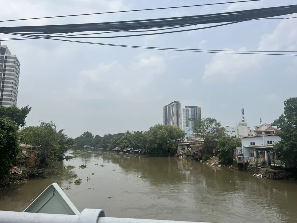 TP.HCM thông báo hạn chế các phương tiện thủy di chuyển qua khu vực cầu Giồng Ông Tố. Ảnh: ĐÀO TRANG.