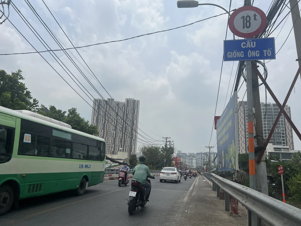 TP.HCM đang triển khai xây dựng cầu Giồng Ông Tố, TP Thủ Đức. Ảnh: ĐÀO TRANG.