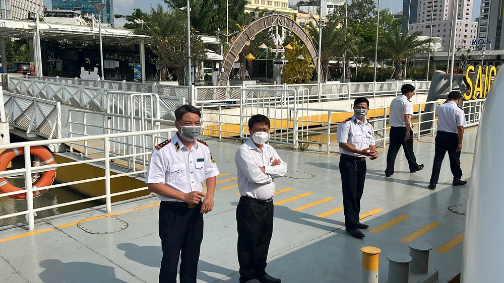 Ông Trần Quốc Khánh, Giám đốc Cảng vụ Đường thủy nội địa TP.HCM khuyến cáo hành khách nên chủ động đeo khẩu trang, phòng chống dịch. Đồng thời, tuân thủ các quy định về đảm bảo an toàn khi di chuyển trên các phương tiện thủy, bến khách ngang sông. Ảnh: ĐÀO TRANG.