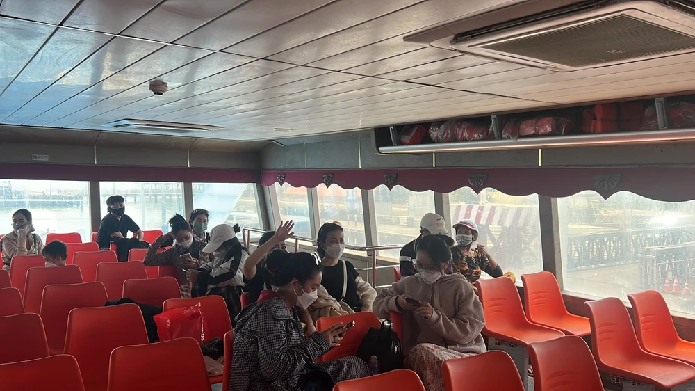 Theo ghi nhận của PV, tại các bến trên, Cảng vụ Đường thủy nội địa sẽ kiểm tra về thông tin nội quy, biển báo hiệu, phao cứu sinh, đăng kiểm, bằng cấp chứng chỉ chuyên môn và các giấy phép cho tàu xuất bến, số lượng hành khách xuất bến. Ảnh: ĐÀO TRANG.