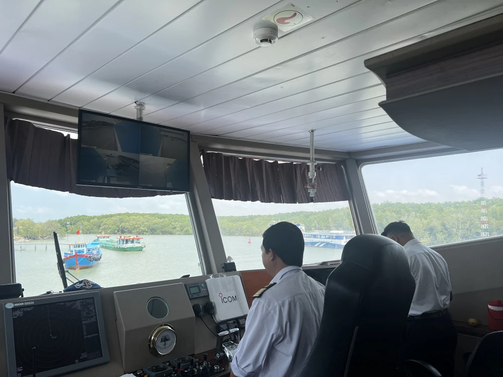 Bên cạnh đó là các phương án khử khuẩn, phòng chống dịch của các đơn vị vận tải đường thủy... Trường hợp các đơn vị không đảm bảo các điều kiện trên sẽ không được xuất bến. Ảnh: ĐÀO TRANG.