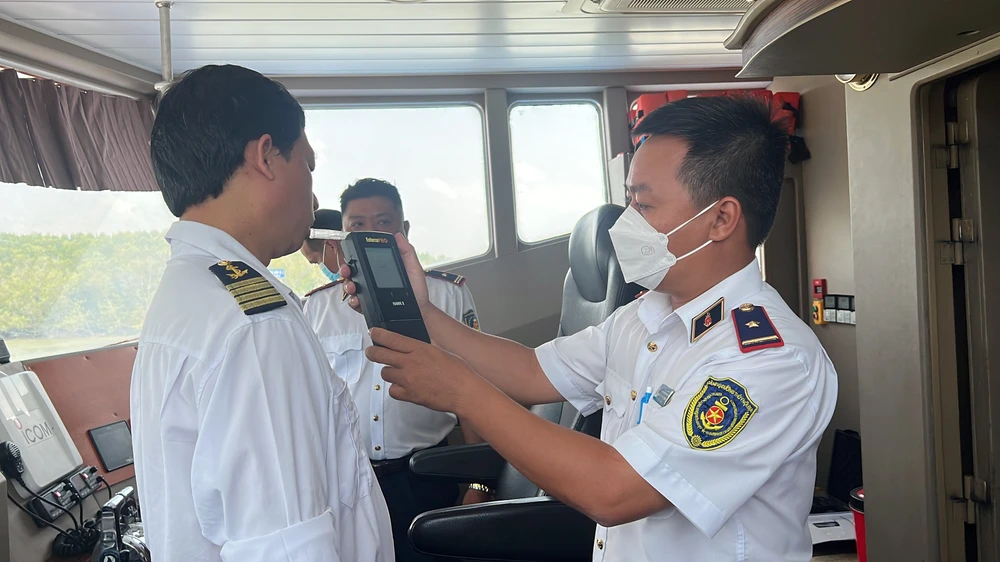 Đáng chú ý, lái tàu, phà biển sẽ được kiểm tra nồng độ cồn theo đúng quy định trước khi cấp lệnh xuất bến cho tàu. Ảnh: ĐÀO TRANG.