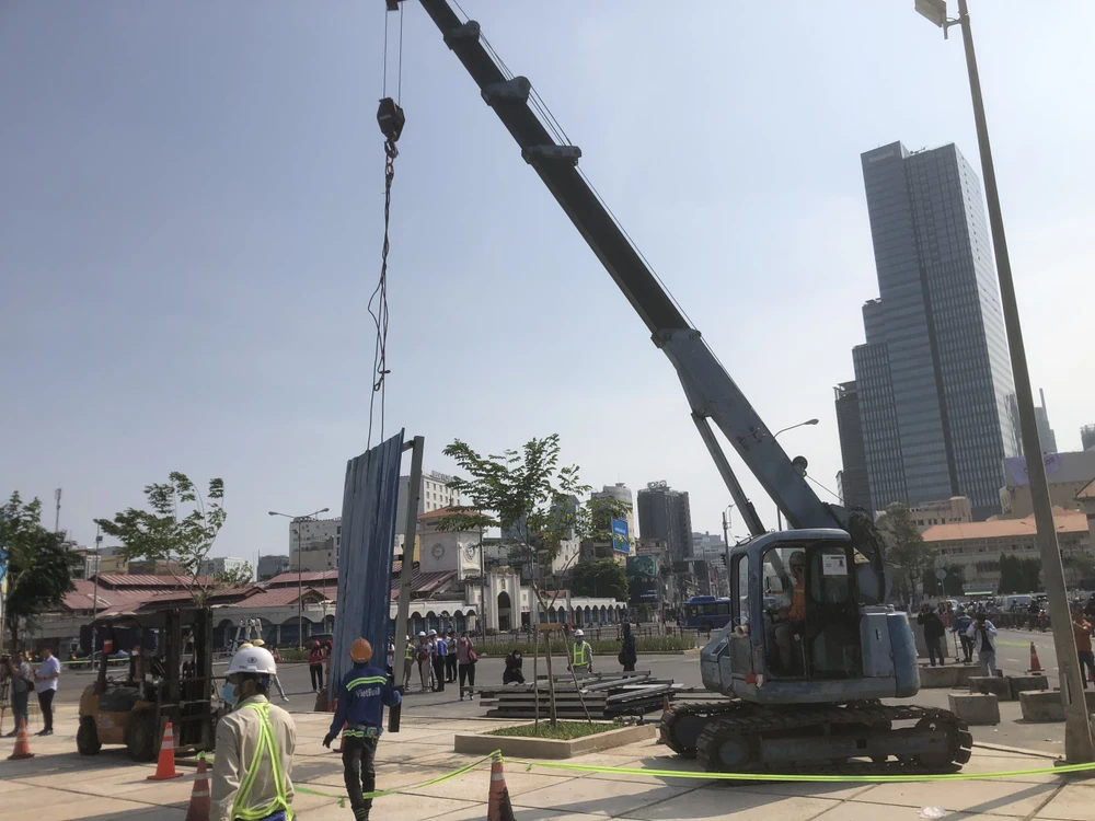 Ông Nguyễn Trung Hiếu, Phó Giám đốc Ban Quản lý dự án 1, MAUR cho biết theo quy định hợp đồng, phía nhà thầu sử dụng phần diện tích công viên này từ cuối năm 2016 để phục vụ thi công tuyến metro số 1 và sử dụng đến khi hoàn thành công trình. Theo yêu cầu của UBND TP.HCM, phía nhà thầu đã nỗ lực hoàn trả trước 50% phần diện tích công trường chiếm dụng của Công viên 23-9.