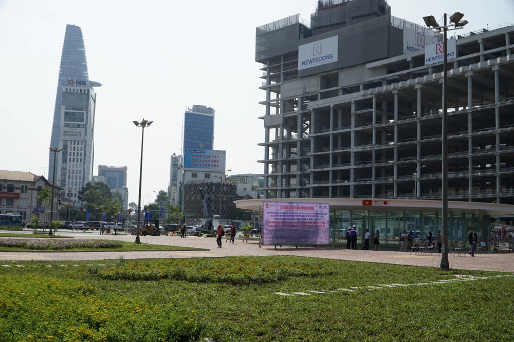 Ông Hiếu cho biết nhà thầu cũng tổ chức lối thông băng ngang khu vực công trường hiện hữu để người dân có thể tập thể dụng, đi dạo khu vực công viên từ 6 giờ - 18 giờ hàng ngày.