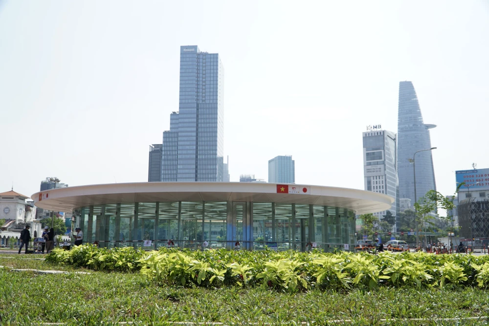 Đối với phần hàng rào còn lại sẽ được tháo dỡ sau khi Nhà ga Bến Thành hoàn thành công tác thi công xây dựng, dự kiến vào cuối năm nay.