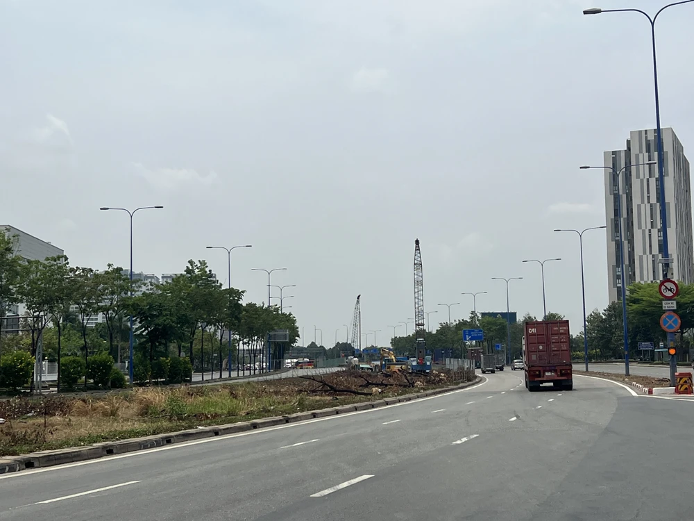 Hiện dự án đang di dời cây xanh, các thủ tục để thi công dự án xây dựng nút giao An Phú. Ảnh: ĐÀO TRANG.