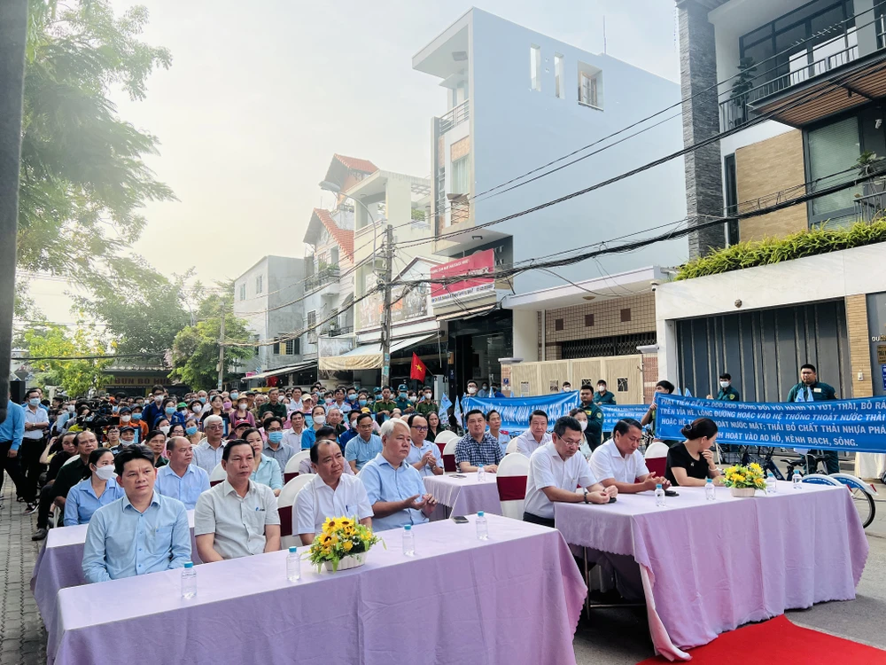 Khoảng 800 người dân tham gia Lễ phát động ra quân tổng vệ sinh, vớt rác, khơi thông dòng chảy do UBND quận 7 tổ chức.