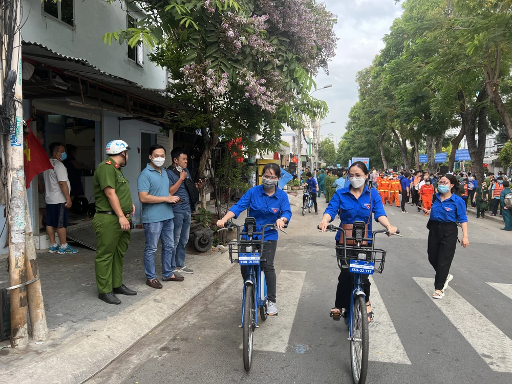 Các tổ chức đoàn thể đi vận động người dân cùng hưởng ứng.