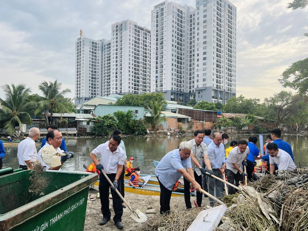 Lãnh đạo quận 7 cùng các tổ chức đoàn thể thu gom rác.