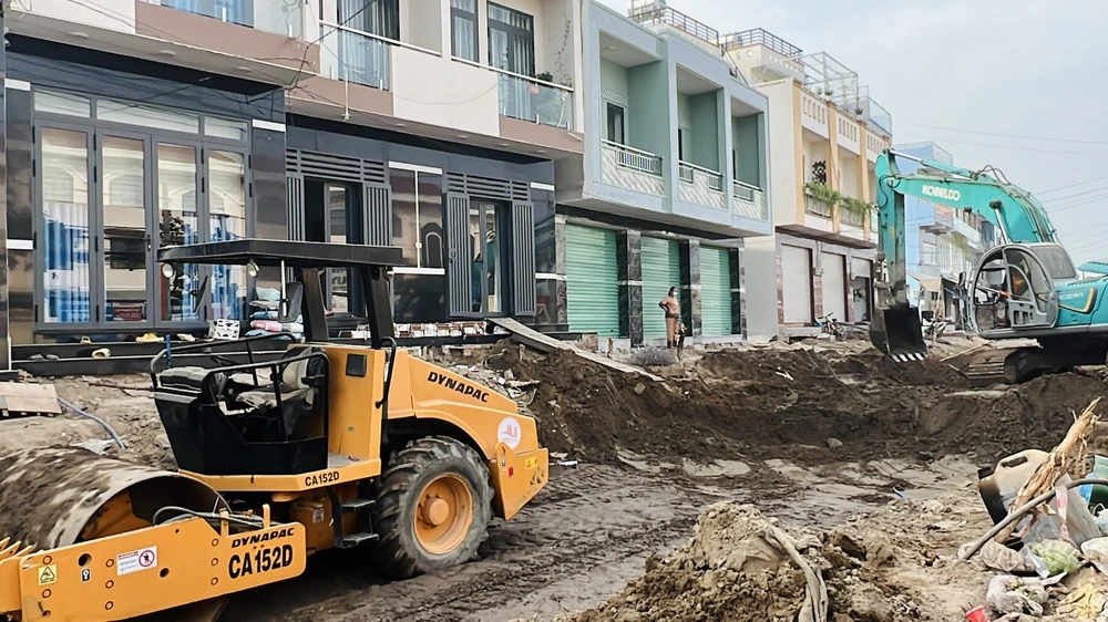 Đơn vị thi công đường dẫn lên cầu. Ảnh: ĐÀO TRANG Đơn vị thi công đường dẫn lên cầu. Ảnh: ĐÀO TRANG