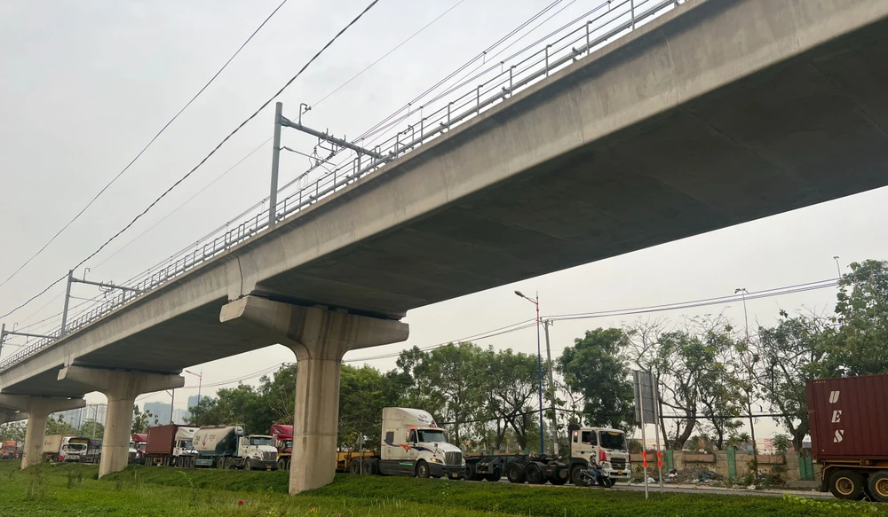 Các phương tiện xếp hàng vào cảng Trường Thọ, hình ảnh ghi nhận vào sáng ngày 27-4. Ảnh: ĐÀO TRANG Các phương tiện xếp hàng vào cảng Trường Thọ, hình ảnh ghi nhận vào sáng ngày 27-4. Ảnh: ĐÀO TRANG