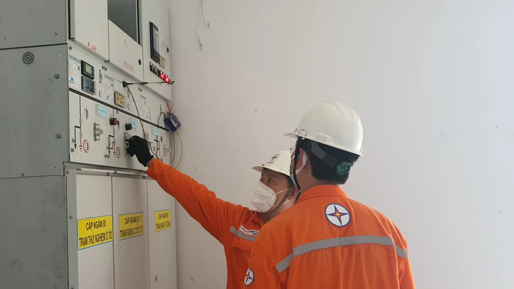 Điện lực TP.HCM yêu cầu các đơn vị đảm bảo cung cấp điện, không cắt điện dịp lễ 30-4.