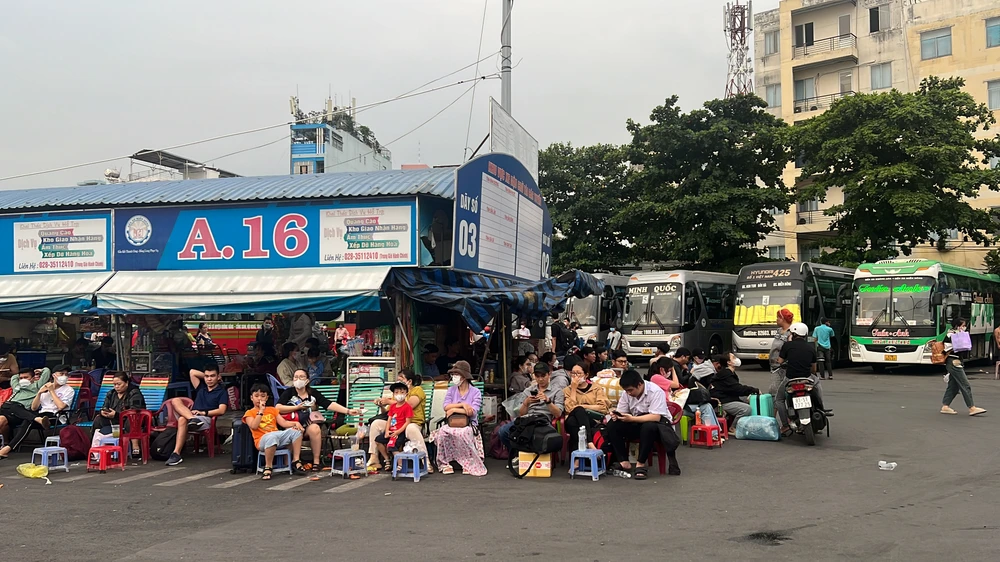 Hành khách chờ đến giờ xuất bến ở Bến xe Miền Đông cũ. Ảnh: ĐÀO TRANG