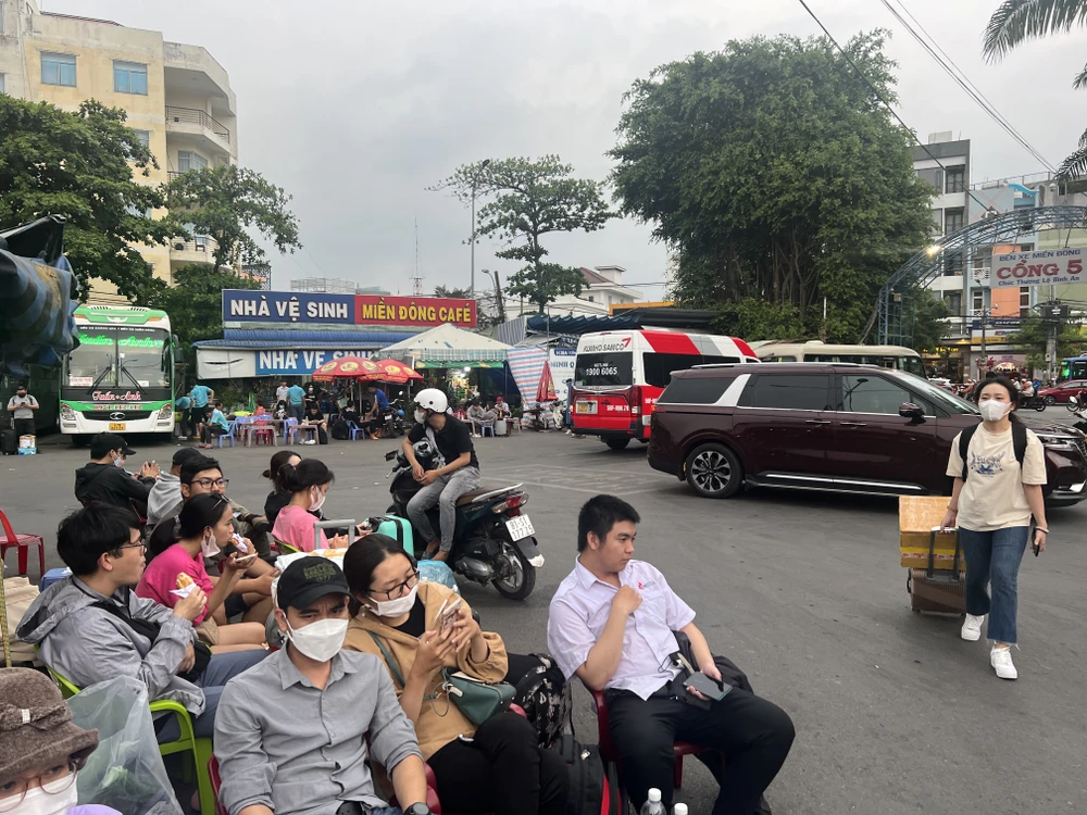 Càng về tối, lượng khách tới Bến xe Miền Đông cũ càng đông. Ảnh: ĐÀO TRANG