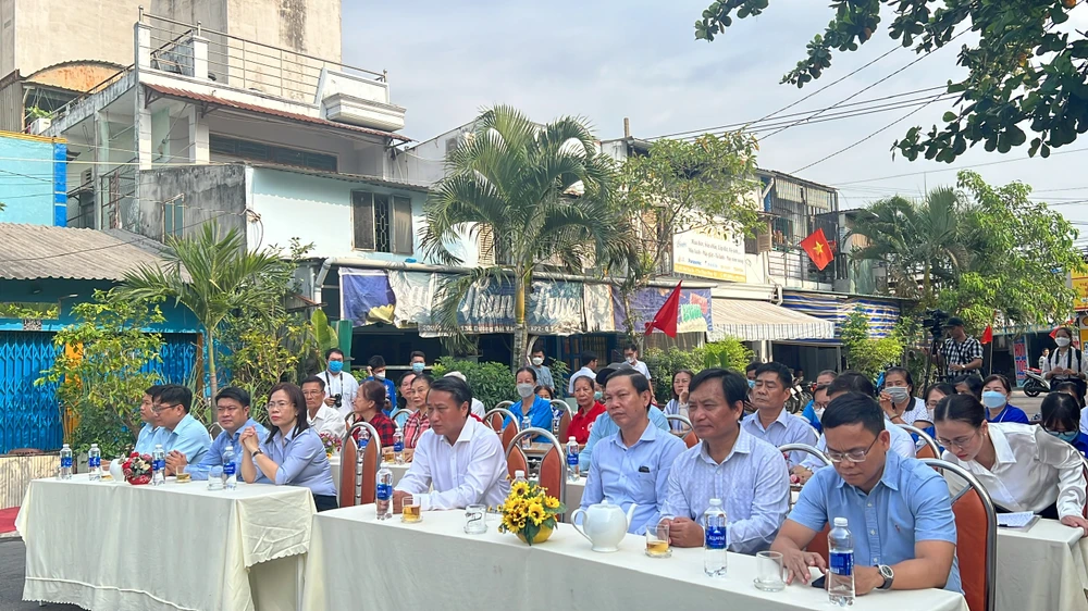 Lãnh đạo Quận ủy, UBND quận 7 tham gia lễ mừng công các tuyến hẻm được nâng cấp.