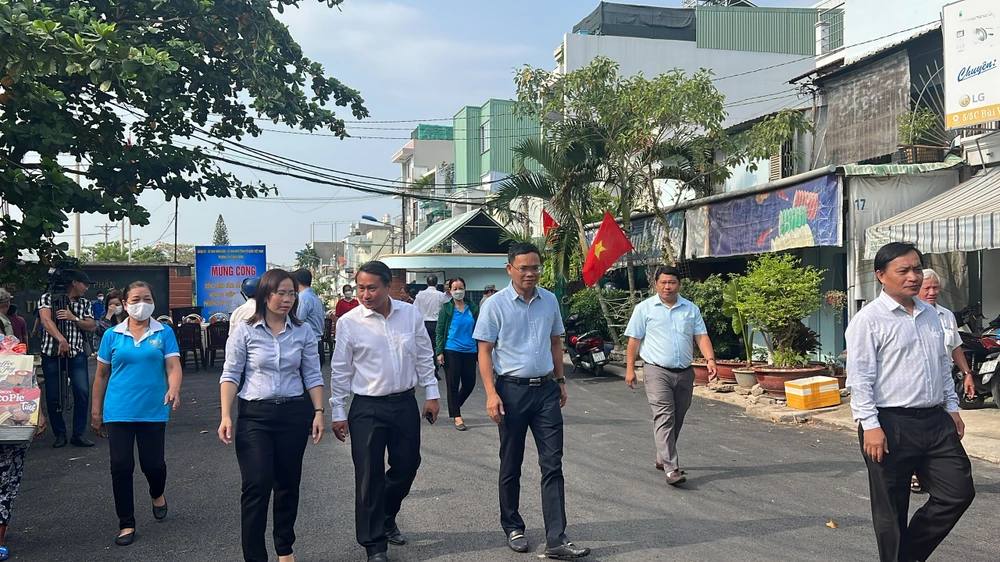 Lãnh đạo quận 7 tham quan tuyến hẻm 136 Bùi Văn Ba sau khi nâng cấp.