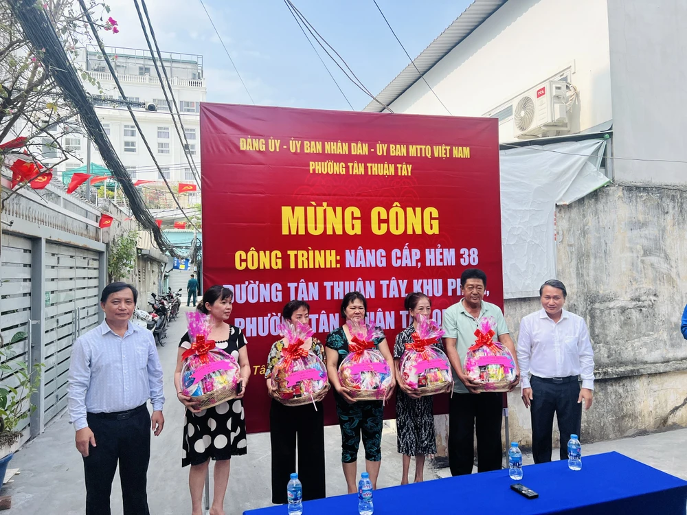 Quận ủy, UBND quận 7 gửi các phần quà tới người dân trên tuyến hẻm 38, đường Tân Thuận Tây.