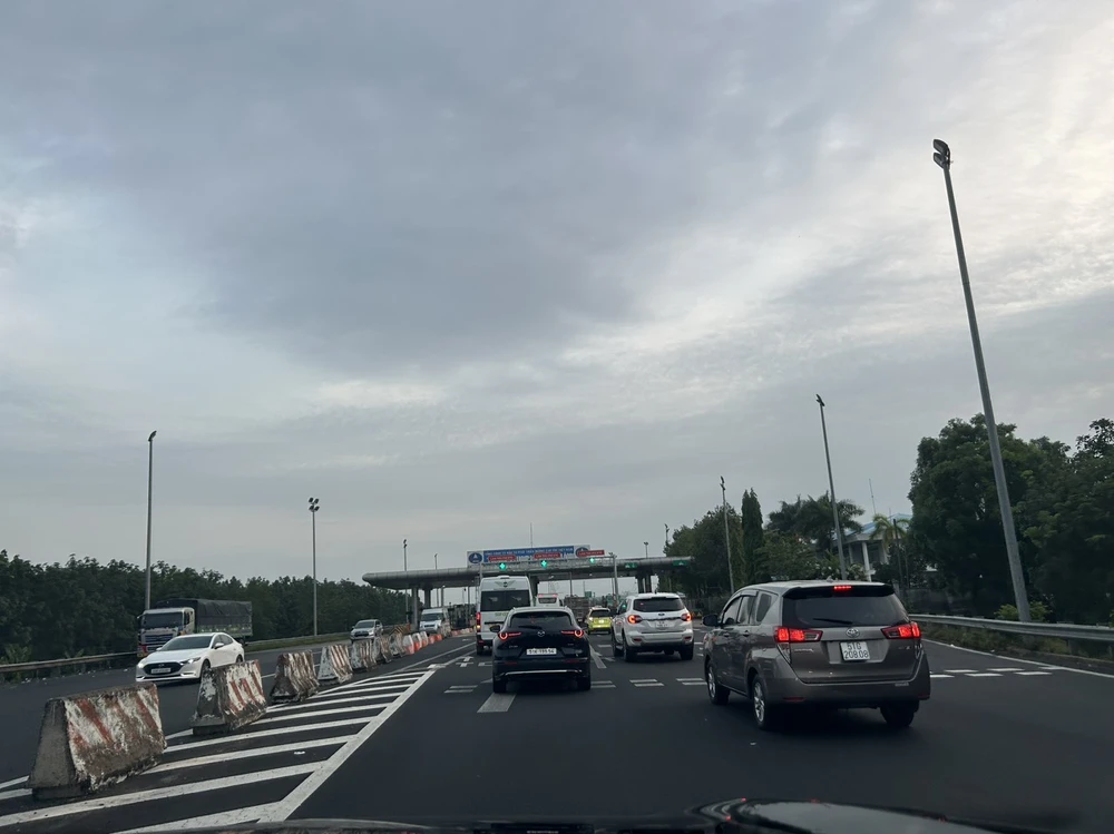 Trạm thu phí Dầu Giây cũng có rất nhiều phương tiện qua trạm. Ảnh: THY LAN