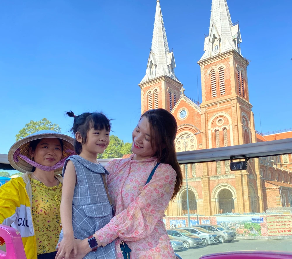 Du khách check in với Nhà thờ Đức Bà, quận 1. Ảnh: ĐÀO TRANG