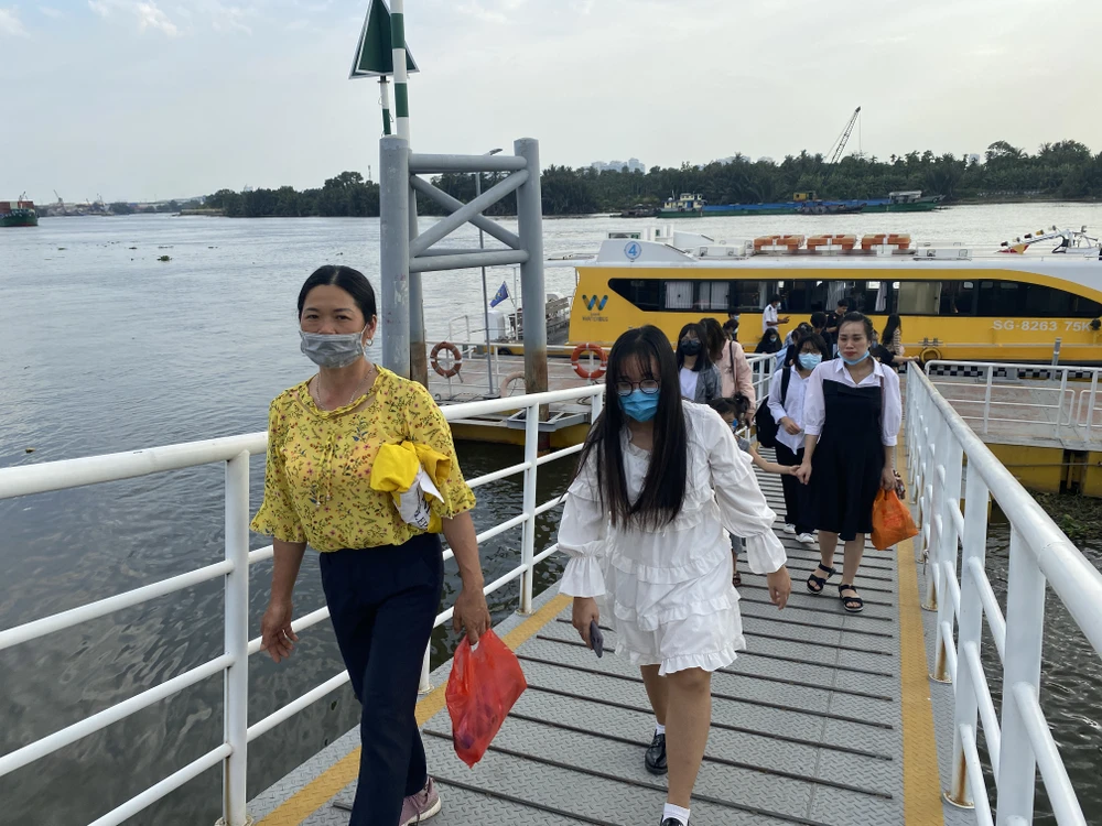 Thời gian di chuyển của tuyến buýt khoảng 45 phút đến 60 phút, du khách có thể tận hưởng vẻ đẹp bình yên trên sông Sài Gòn. Ảnh: ĐÀO TRANG
