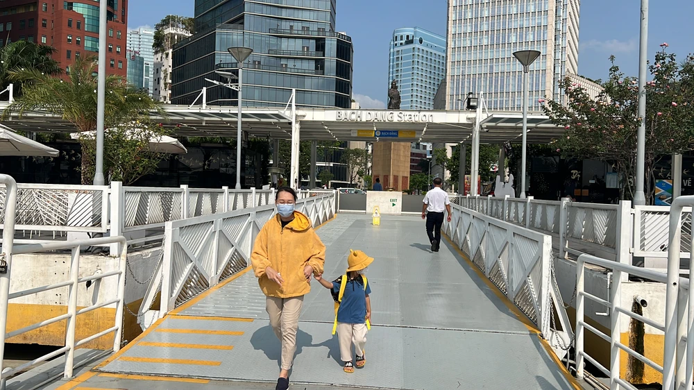 Từ bến Bạch Đằng, du khách có thể trải nghiệm du lịch trên sông, đến được nhiều bến trên tuyến Bạch Đằng - Linh Đông mà giá vé chỉ có 15.000 đồng/vé. Ảnh: ĐÀO TRANG